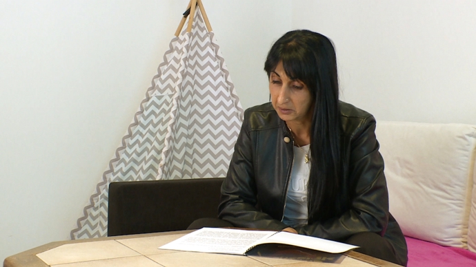 FOTO: Veronika při čtení manuálu. – stránka 27