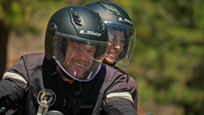 FOTO: Miroslav Dubovický se Sarah Vu na motorce.