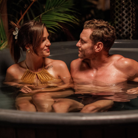 Miroslav Dubovický si vzal Stellu do vířivky.