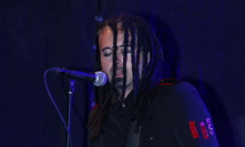 Kytarista Pepa Bolan byl v Burundi dvakrát zatčený.