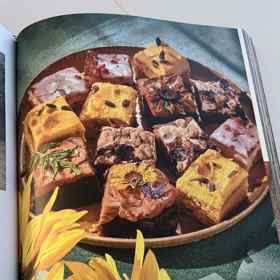 V knize napekl Josef Maršálek hned čtyři druhy kefírové buchty. 