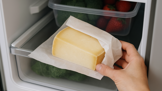 Největší chyba při skladování sýrů: Plast je dusí. Stačí jednoduchý trik našich babiček