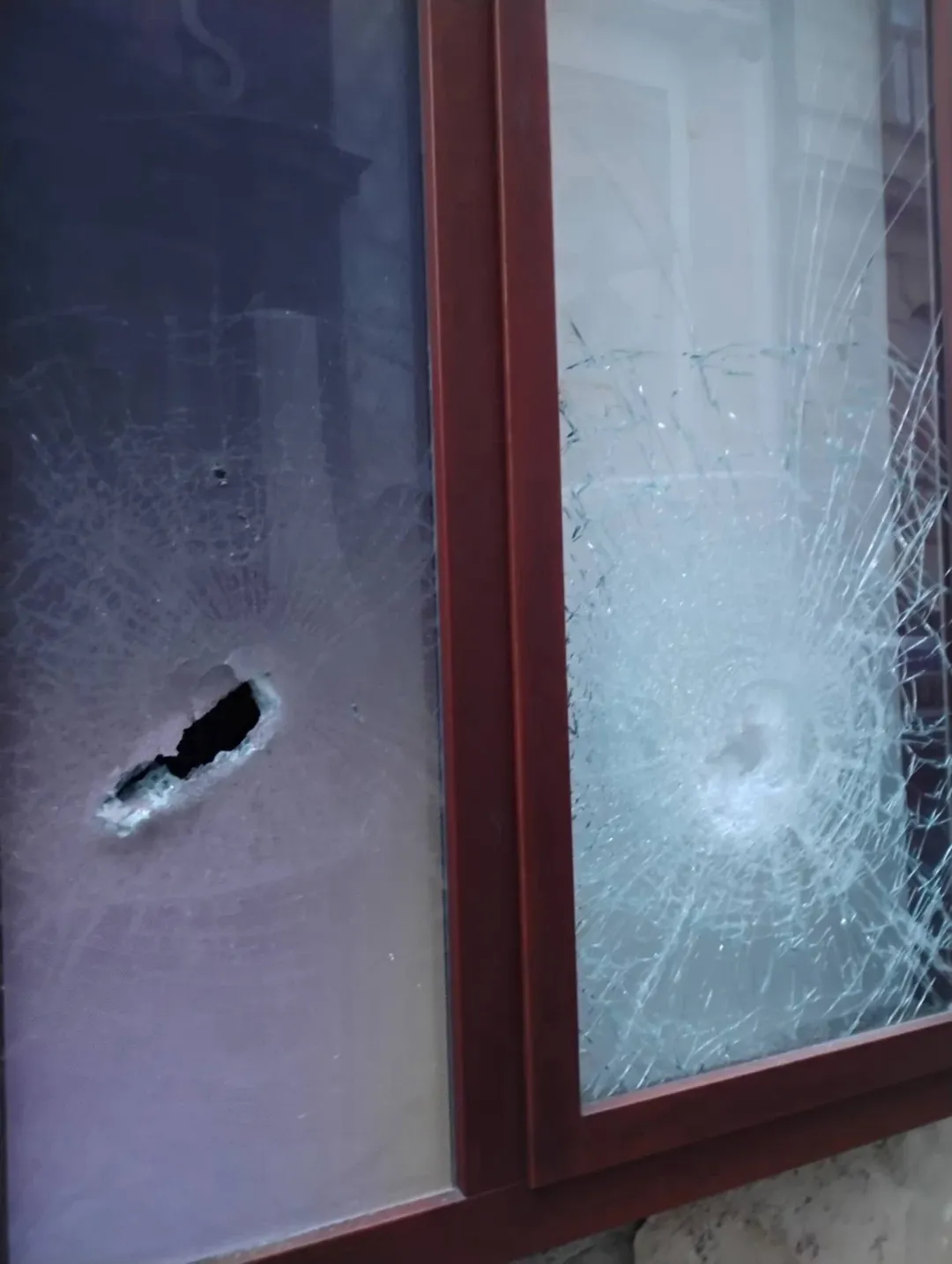 FOTO: Sekerou poničil výlohu.