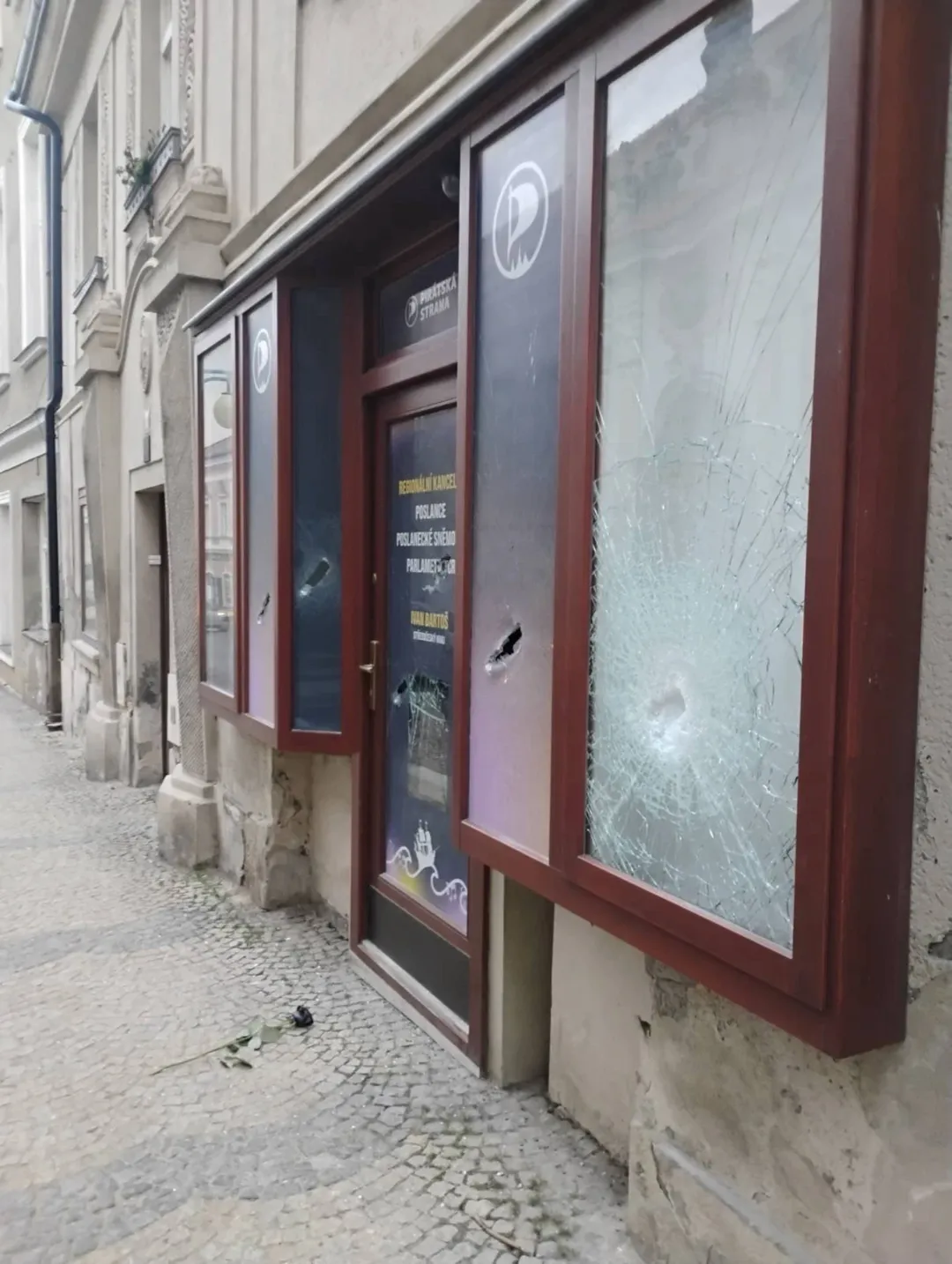 FOTO: Sekerou poničil výlohu.