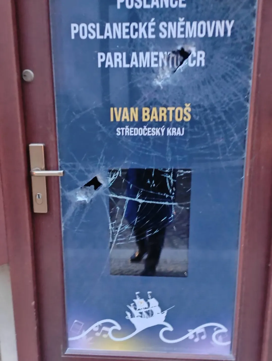 FOTO: Na kancelář Ivana Bartoše zaútočil neznámý útočník.