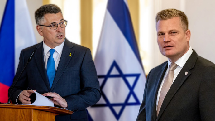 FOTO: Gideon Sa'ar a Filip Turek. – stránka 6