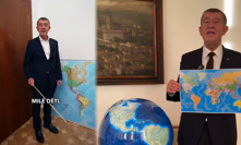 Babiš pokračuje v šaškování s globusem: Stylizoval se do učitele zeměpisu a obkresloval Grónsko