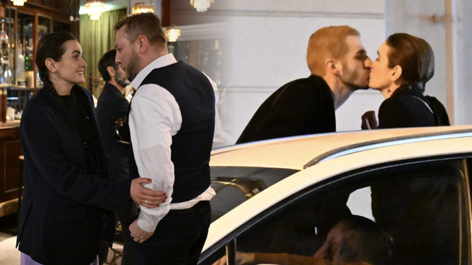 FOTO: Sarah Haváčová v obležení mužů. – stránka 16