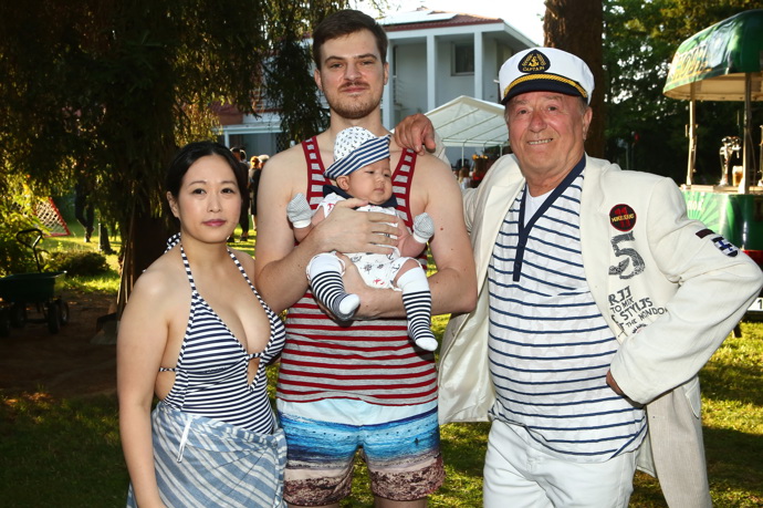 FOTO: Petr Janda v roce 2019 ještě s vnukem Matoušem (dnes Matylda), jeho bývalou ženou a se svým pravnoučkem Pepíčkem. – stránka 4