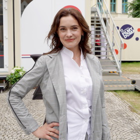 Svá tvrdá slova omlouvá tím, že v rozhovoru vycházela především z vlastních zážitků spojených s charitou a válkou.