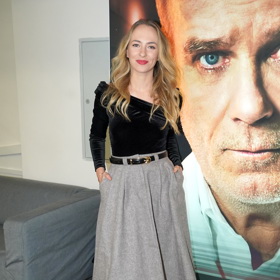 Hřejivé áčkové modely s páskem a jemnými sklady má v šatníku i herečka Elizaveta Maximová.