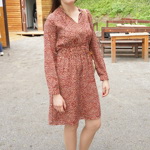 K šatům nazouvá mladá herečka hravé tenisky. 