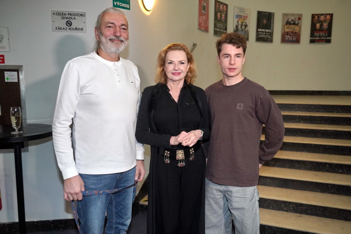 FOTO: Daniel Hůlka s Marcelou Karlezsovou Hesovou a synem Oskarem. – stránka 1