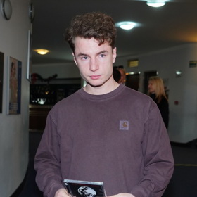 Oskaru Hesovi zemřel dědeček Jindřich.