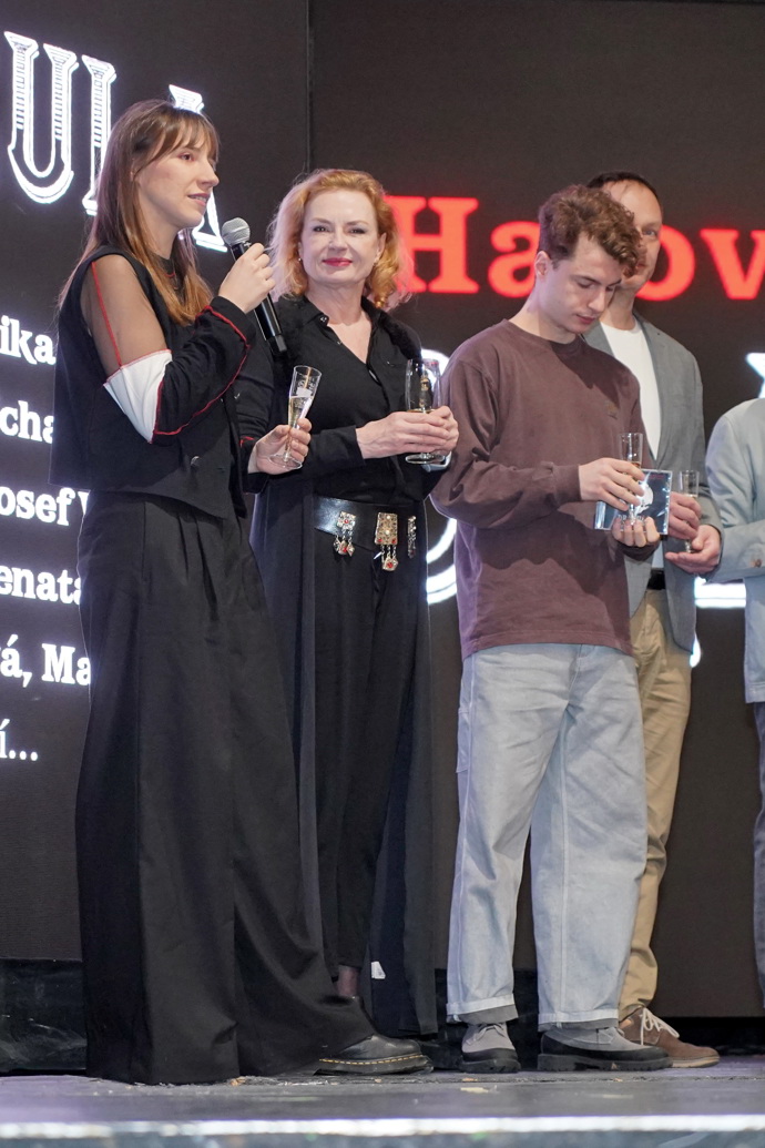 FOTO: Marcela Karleszová Hesová po boku syna Oskara Hese. – stránka 4