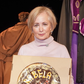 Koncem roku 2025 přišla Jana Nagyová slavit 45. narozeniny Arabely v blonďatém mikádu.