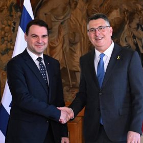 Izraelský ministr zahraničí Gideon Sa'ar a český ministr zahraničí Petr Macinka. 