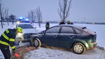 FOTO: Hasiči museli řešit několik nehod.