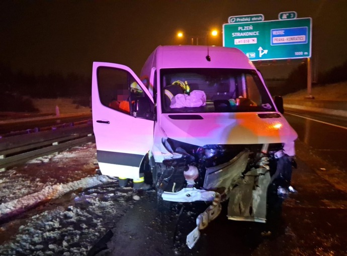 FOTO: Ledovka potrápila řidiče ve Středočeském kraji.