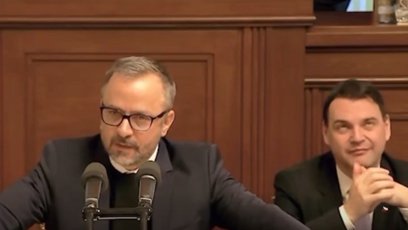 FOTO: Petr Macinka se poškleboval za řečnickým pultíkem.