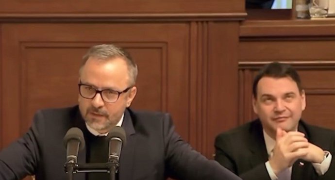 FOTO: Petr Macinka se poškleboval za řečnickým pultíkem. – stránka 3