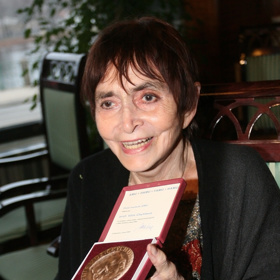 Režisérka Věra Chytilová s medailí Za zásluhy I. stupně.