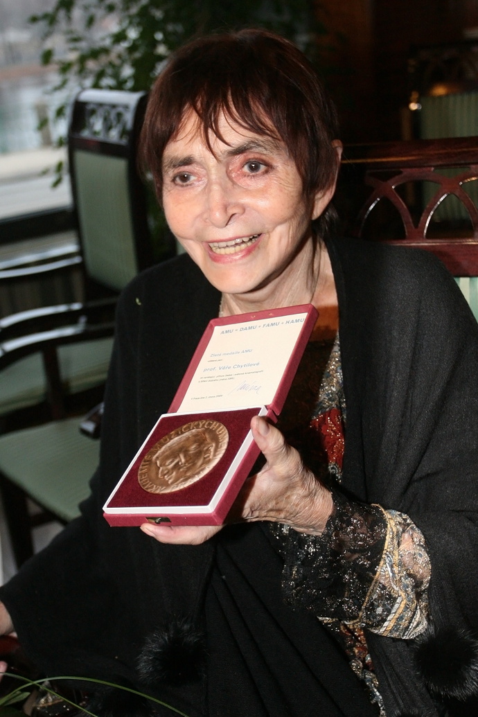 FOTO: Režisérka Věra Chytilová s medailí Za zásluhy I. stupně. – stránka 4