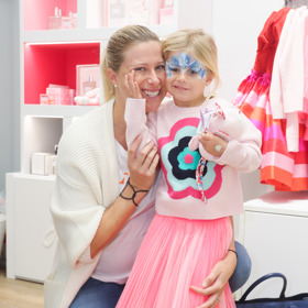 Tenistka Andrea Sestini Hlaváčková se starší dcerkou Isabellkou.