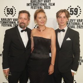 Lenka Vlasáková a Jan Dolanský vyvedli v loňském roce syna Maxe na červený koberec v Karlových Varech.