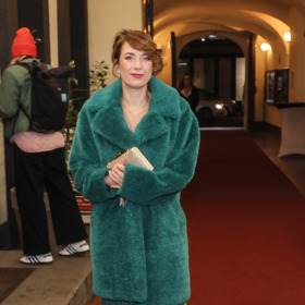 Moderátorka a herečka takové nevšední modely obléká na slavnostní akce, pro tuto příležitost si vybrala smaragdový model.