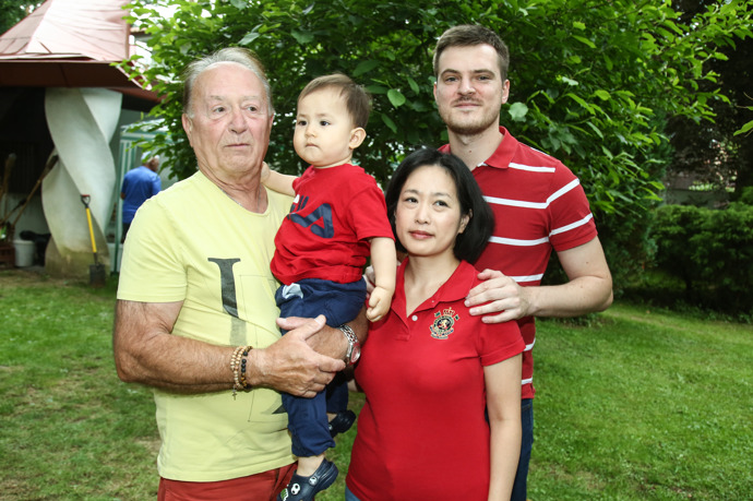 FOTO: Tato rodinka (foto z roku 2020) dnes už neexistuje: Tchajwanská manželka se s Matoušem, vlastně Matyldou, rozvedla. – stránka 2
