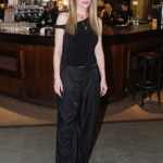 Herečka Linda Rybová jinak jednoduchý outfit oživuje díky zajímavým střihům.