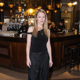 Herečka Linda Rybová jinak jednoduchý outfit oživuje díky zajímavým střihům.