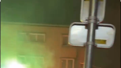 FOTO: Lidé házeli po policistech dělbuchy.