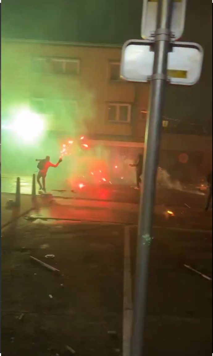 FOTO: Lidé házeli po policistech dělbuchy. – stránka 12