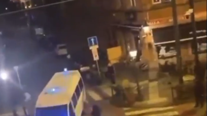 FOTO: Policisté spíše ustupovali.