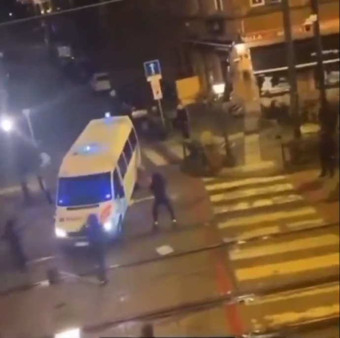 FOTO: Policisté spíše ustupovali. – stránka 11