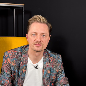 Ondřej Ruml v pořadu eXtra Host.