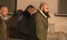 Karlos Vémola před stomatologickou klinikou VFN. 