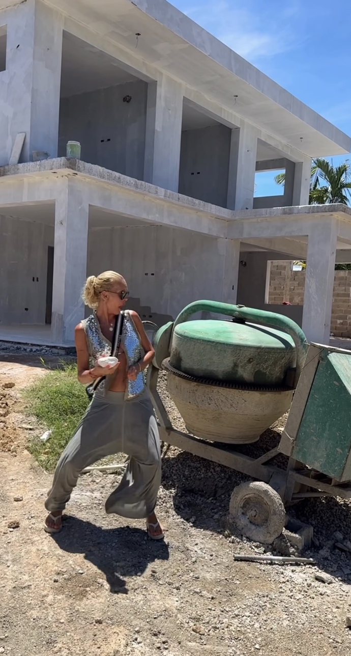 FOTO: Simona Krainová ukázala průběh stavby vily. – stránka 1