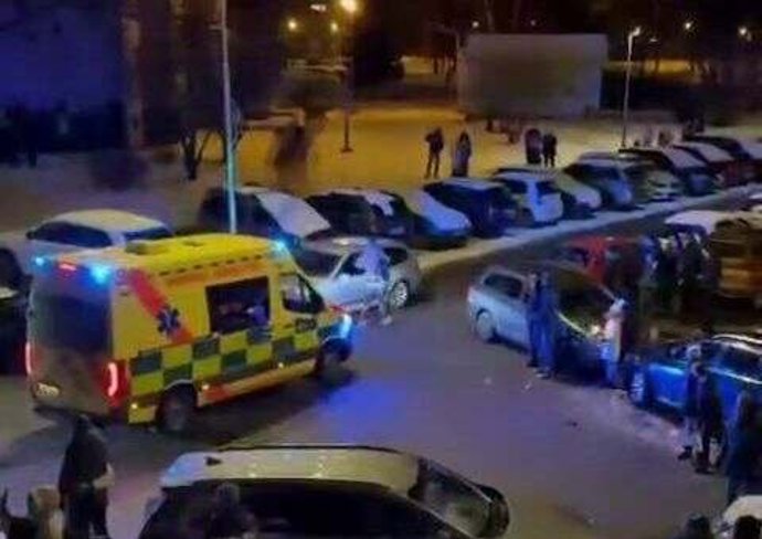 FOTO: Muž blokoval průjezd sanitky.