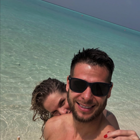 Mia je na Maledivách s partnerem. 