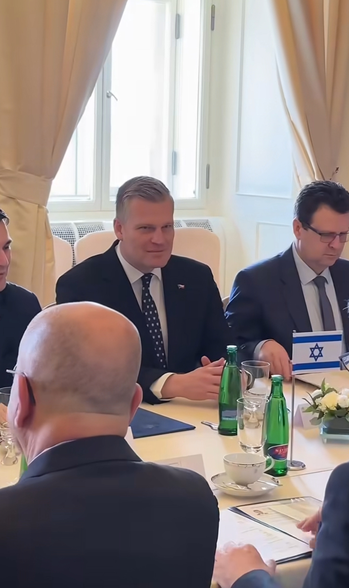 FOTO: Filip Turek na setkání s izraelským ministrem zahraničí. – stránka 4