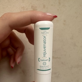 Balzám Rejuvenator od Natures překvapí svou lehkostí. Přitom ale spolehlivě chrání i hojí. Koupíte ho za 165 Kč.