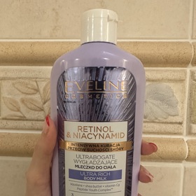 Redaktorce Monice se osvědčila sázka na dobrý poměr ceny a kvality, který představuje intenzivně vyživující tělové mléko Retinol & Niacynamid od Eveline Cosmetics. Produkt vás vyjde na 177 Kč.