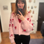 Kardigany jsou v zimě skvělou volbou pro vrstvení. Letos se nemusíte držet zpátky, klidně zkuste vzorované modely nebo kousky s originálními dekorativními prvky třeba v podobě populárních mašliček.