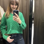 Módní redaktorku Moniku hned zaujaly kousky ve výrazných barvách, které jsou letos v kurzu. Takovým svetrům obzvlášť sluší jednoduchý střih s nádechem sportovní elegance