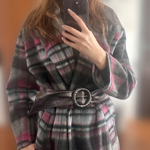 Kabát, který už máte doma, rázem oživí kontrastní pásek. Módní redaktorka Monika sáhla po ladícím metalickém kousku v širším provedení