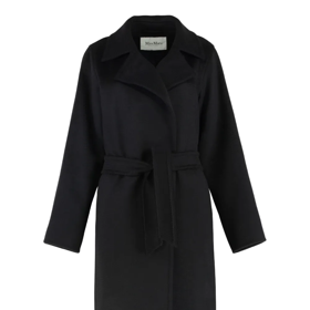 Jedním z nejikoničtějších černých vlněných kabátů, které si zamilovala řada celebrit, je model Manuela od značky Max Mara.
