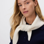 Trojcípá šála nabízí spoustu možnost stylingu. Šála s vlnou a kašmírem, Reserved, 1099 Kč